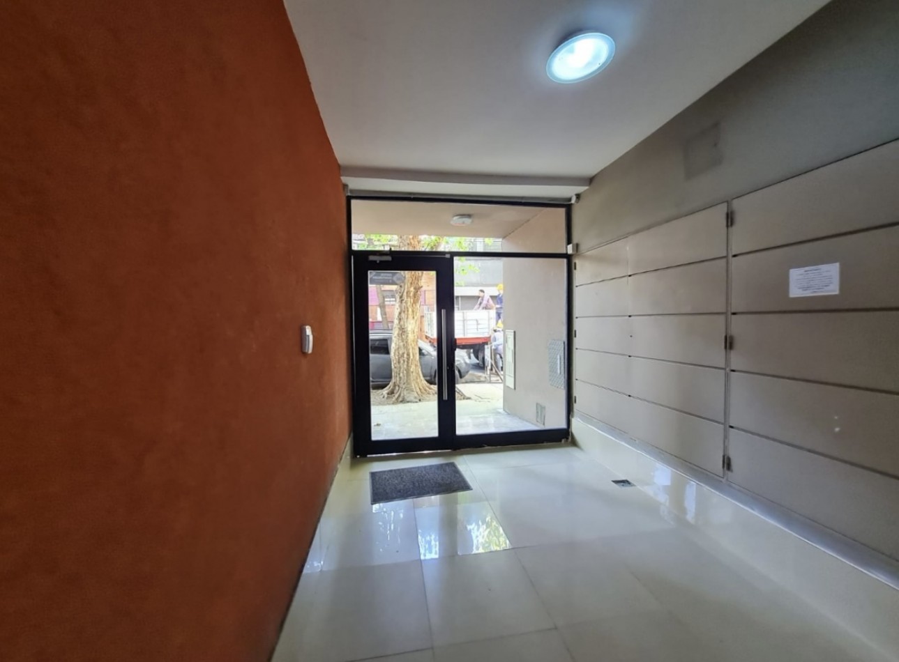 LAVALLEJA 800, VENTA DEPARTAMENTO DE DOS AMBIENTES CON COCHERA